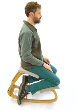 Fixed leg position when sitting on a kneeling chair